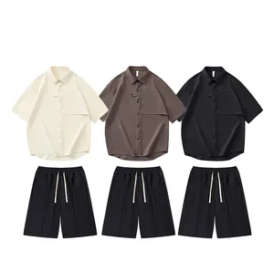 Détails de texture de l'ensemble chemise d'été manches courtes et short homme