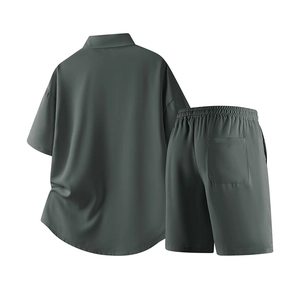 Vue arrière d'un ensemble chemise et short pour homme en tissu de soie glacée gris vert