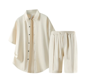 Détail de l'ensemble chemise homme à manches courtes blanc cassé et short assorti