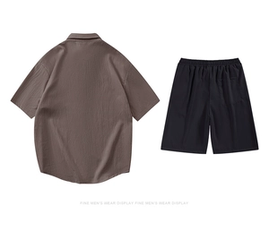 Détail d'une chemise marron à manches courtes texturée et d'un short noir décontracté