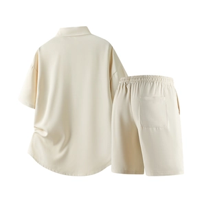 Vue arrière de l'ensemble d'été beige pour hommes avec chemise manches courtes et short