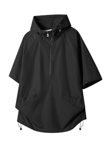 Details des schwarzen Sportsets mit atmungsaktivem Mesh und halbem Reißverschluss