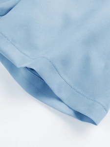 Gros plan détaillé du tissu bleu ciel de la chemise avec double couture de précision