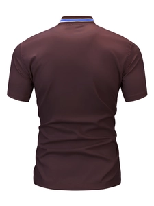 Detalle del cuello polo de rayas azules y el tejido marrón transpirable en la camiseta
