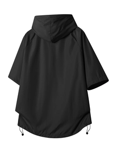 Detail des atmungsaktiven Mesh-Gewebes am schwarzen Kapuzen-Sporttop mit Kordelzug
