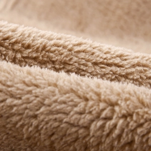 Dettaglio macro della spessa fodera in pile beige che mostra una trama morbida e calda