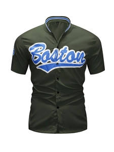 Camisa deportiva de hombre verde oliva manga corta con estampado Boston y cuello a rayas