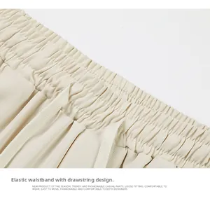 Détail de la taille élastique et du cordon de serrage sur ce short beige extensible