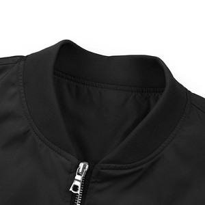 Detailansicht von geripptem Stehkragen und silbernem Metallreißverschluss der Jacke