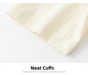 Détail des poignets surpiqués d'une chemise d'été beige à deux pièces avec texture froissée