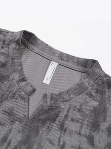 T-shirt homme à col en V avec motif tie-dye marbre gris en taille XL, style tendance
