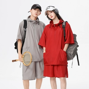 Detail von Kapuzenoberteil und Shorts Set aus atmungsaktivem, schnelltrocknendem Stoff