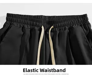 Détail d'un short de sport noir avec taille élastique et cordon de serrage kaki