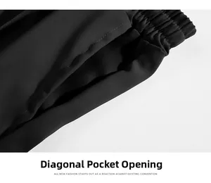 Détail d'un short décontracté noir avec taille élastique et poches latérales biaises