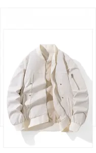 Detail der beigen Bomberjacke mit Metallreißverschluss und gerippten Bündchen im Casual-Stil