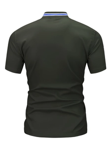 Vista posterior de un polo de manga corta verde oscuro de corte entallado con cuello
