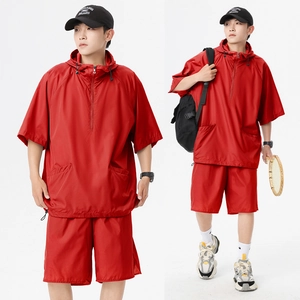Details zum roten, schnelltrocknenden Sportset mit Kapuze und atmungsaktiver Textur