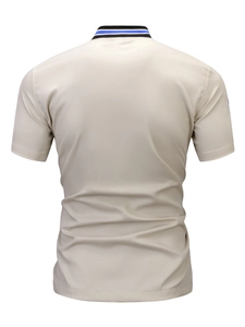 Detalle de polo beige para hombre con cuello de canalé negro y detalles de rayas azules