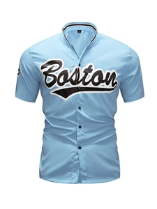 Camisa de hombre azul claro estilo béisbol con estampado de Boston y cuello a rayas