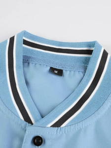 Detalle de camisa azul claro con cuello en V a rayas y etiqueta de talla M