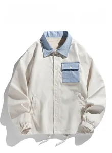 Nahaufnahme der beigen Cordjacke mit blauem Kragen und weichem, dickem Futter