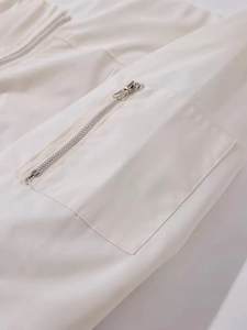 Übergrößen Herren Baseballjacke in Creme mit Ärmeltasche und silbernem Metallreißverschluss