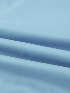 Detalle macro de tela de algodón azul claro que muestra textura suave y alta calidad