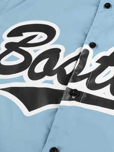 Detalle de camisa azul claro con estampado Basic negro y cierre de botones