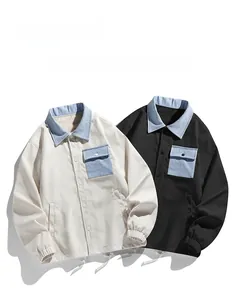 Detailansicht der Cordjacke mit Denim-Kragen, Knopftaschen und elastischen Ärmelbündchen