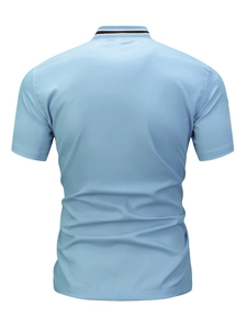 Vista trasera del polo deportivo azul claro para hombre con cuello a rayas y tejido transpirable