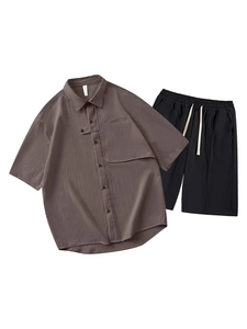 Ensemble d'été décontracté pour hommes avec chemise marron et short noir assorti