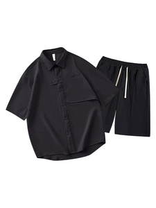 Ensemble d'été noir pour hommes avec tissu texturé et poche asymétrique décorative