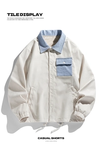Detail der Herren Cordjacke in Beige mit blauem Kontrastkragen und Brusttasche