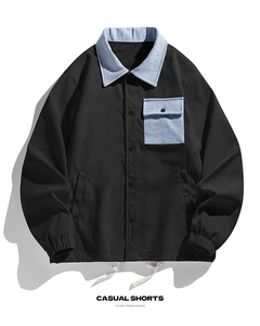 Detail der Herren-Cordjacke in Schwarz mit blauem Denim-Kontrastkragen und Tunnelzug-Saum