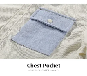 Detailansicht der weißen Cordstruktur und der hellblauen Denim-Klappentasche