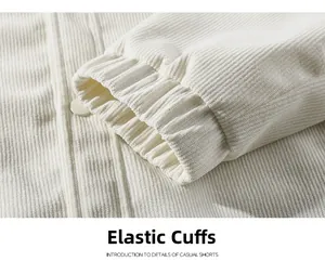 Makroaufnahme der weißen Cord-Struktur mit elastischen Bündchen an einer Freizeitjacke
