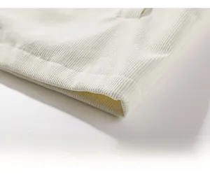 Detail der Saumverarbeitung von Cord-Shorts mit sauberen Nähten und feiner Stoffstruktur