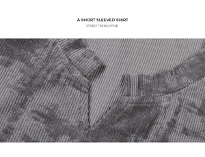 Détail du col en V d'un t-shirt gris avec texture verticale au style urbain et moderne
