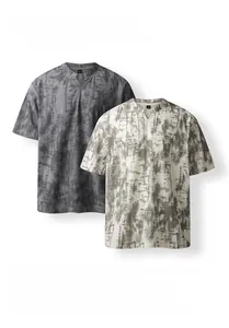 Détail de la texture velours côtelé tie-dye sur des t-shirts col V en gris et beige