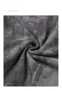 Macro du tissu en velours côtelé tie-dye gris foncé avec texture côtelée et toucher doux
