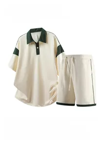 Détail du col polo contrasté et de la maille gaufrée sur cet ensemble d'été homme