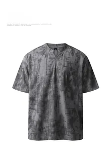 Détail du tissu gris texturé pour t-shirt à col en V avec étiquette de taille M
