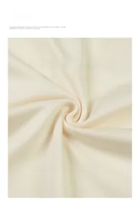 Vue macro d'un tissu en maille crème respirant montrant une texture douce et côtelée