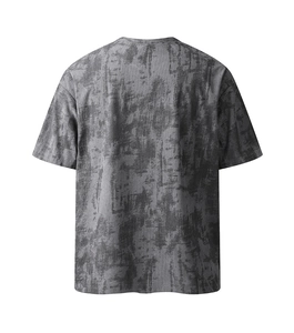 Vue arrière détaillée du t-shirt oversize tie-dye à col en V avec texture gris foncé