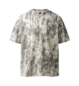 Détail du col en V d'un t-shirt oversize tie-dye pour homme avec imprimé abstrait gris chic