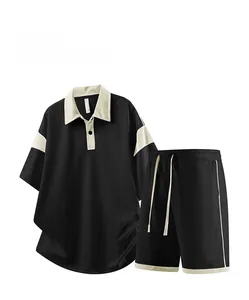 Détail d'un polo noir pour homme avec col et bas de manches contrastés de style décontracté