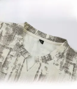 Détail de t-shirt tie-dye à col en V avec texture côtelée et étiquette de taille M