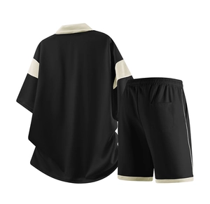 Détail de l'ensemble polo noir pour hommes avec finitions contrastées et short assorti