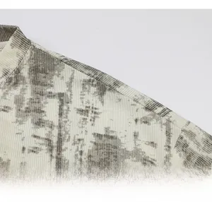 Détail de l'épaule d'un t-shirt tie-dye à col en V avec texture côtelée et imprimé taché