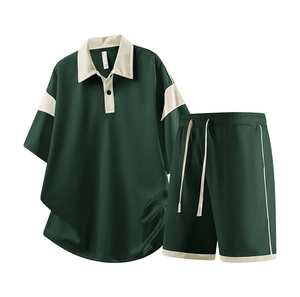 Détail de l'ensemble polo vert foncé avec contrastes crème et taille élastique à cordon